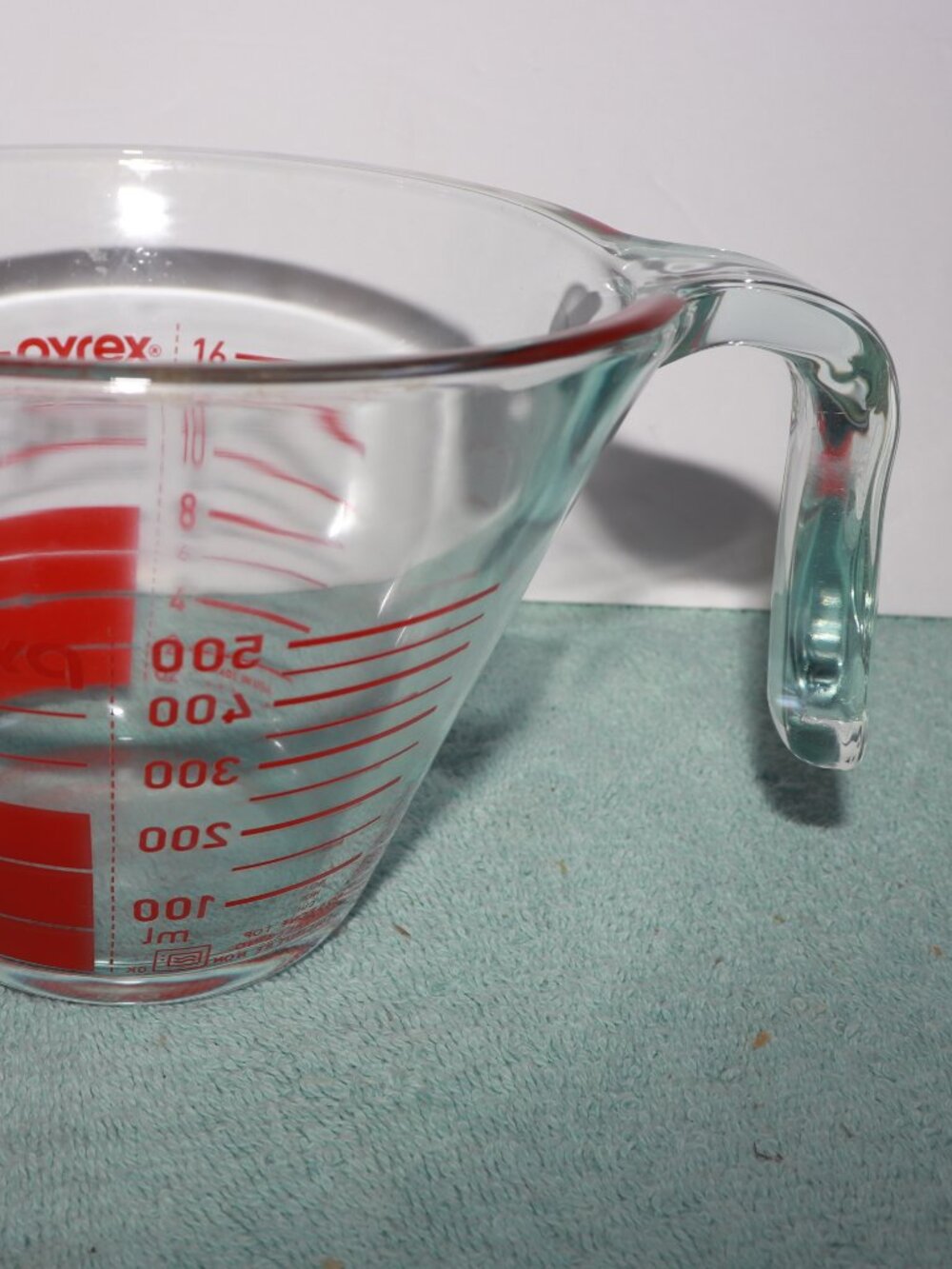 Vintage Pyrex 2 Cup Measuring Cup Red Reverse Lettering Made in USA - Picture 3 of 4
